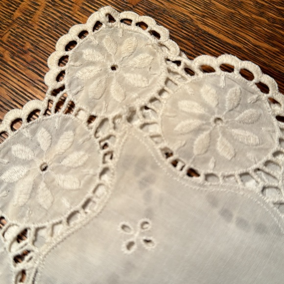 Vintage Eyelet Dresser Table Runnrt - Picture 2 of 3